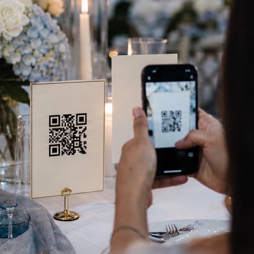 Hochzeitsgast scannt den QR-Code der Gästegalerie